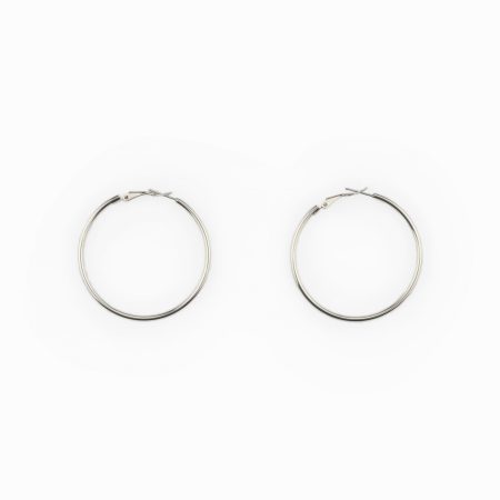 Argolas prateadas em em aço fashion.  Argolas em aço prateadas, ideais para um look descontraído.
