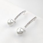 Brincos strass e pérolas