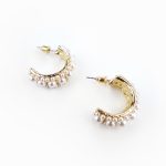 Brincos meia argola pérolas