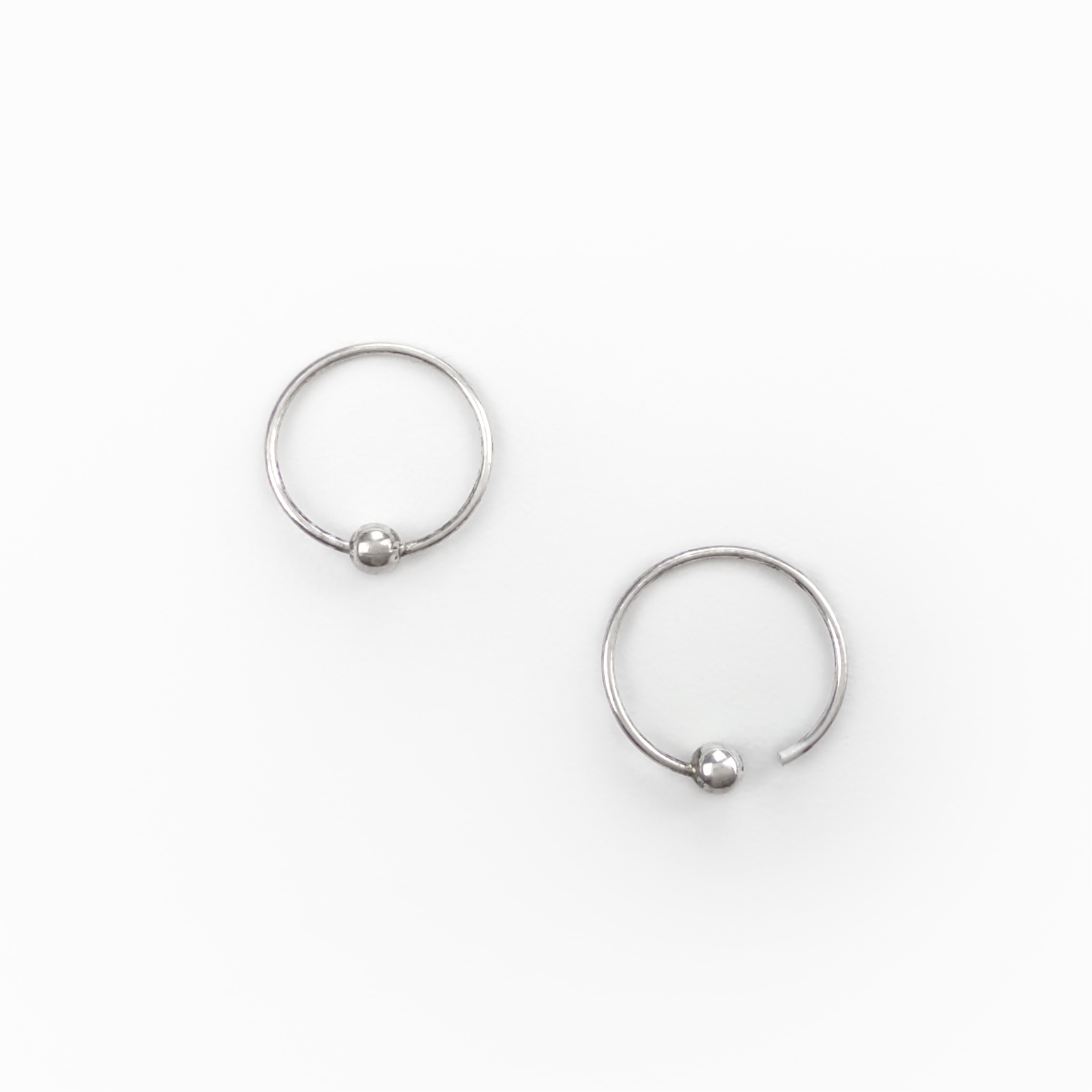 Argolas com esfera em prata Argolas com esfera em prata