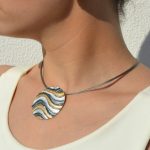 Colar ondas pintado à mão
