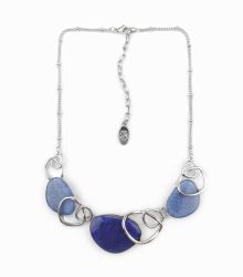 Colar de metal com azuis