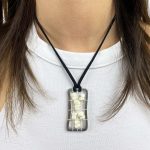 Colar de metal com pedrinhas de madrepérola