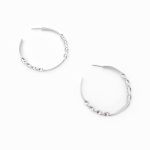 Argolas de metal torcidas