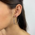 Argolas de metal torcidas