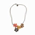 Colar flores madeira