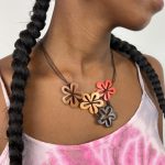 Colar flores madeira