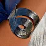 Pulseira curvas em metal