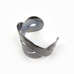 Pulseira curvas em metal