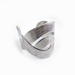 Pulseira curvas em metal