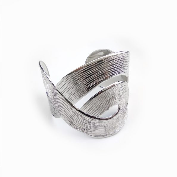 Pulseira curvas em metal