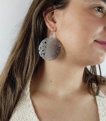 Brinco de Metal Perfurado