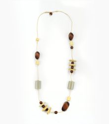 Colar artesanal com madeiras