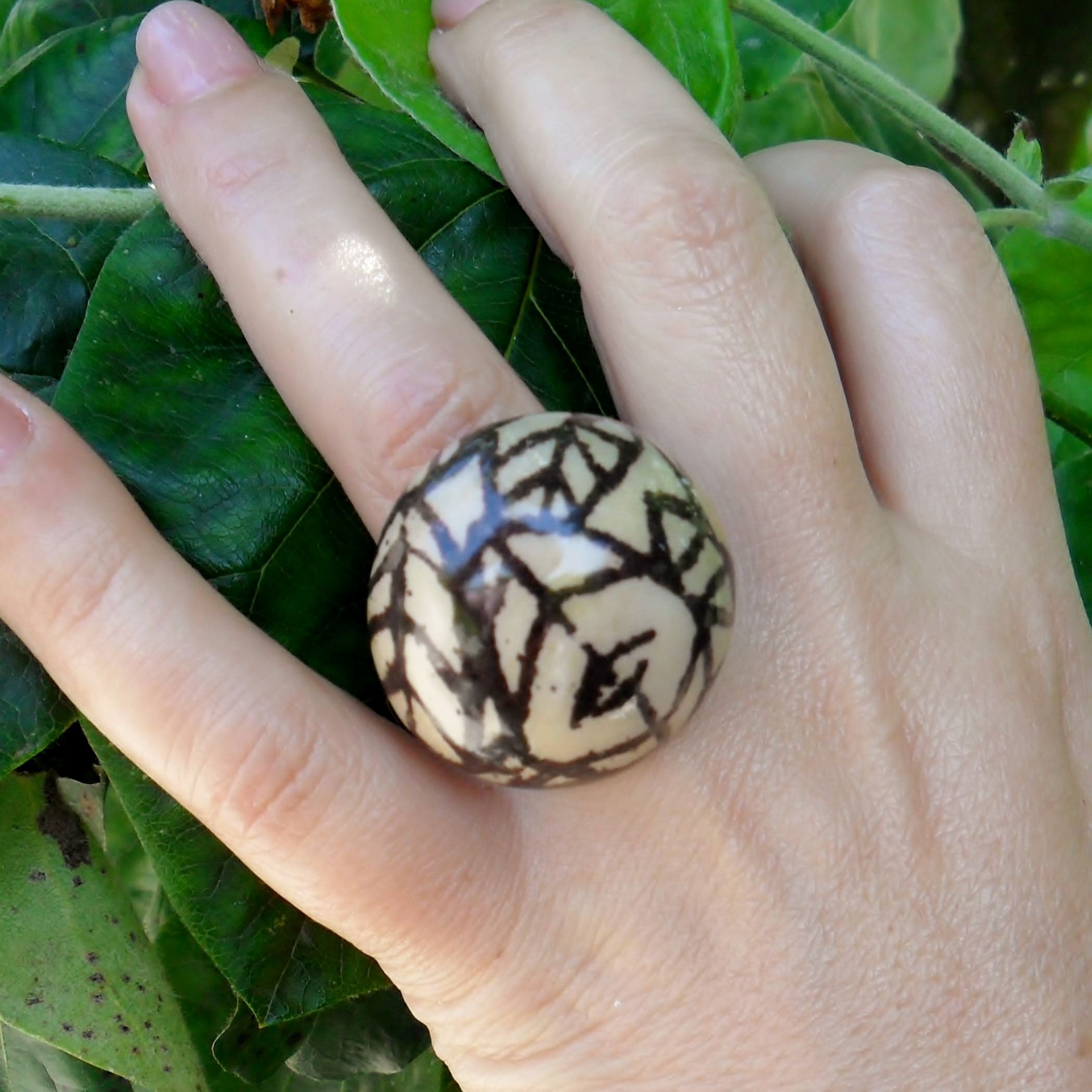 Anel Ajustável com Design Artesanal Anel Ajustável com Design Artesanal