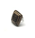 Anel padrão geométrico