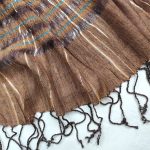 Echarpe tons terrosos com franjas