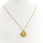 Colar Vieira com Brilhantes em Aço Dourado – Caminhos de Santiago