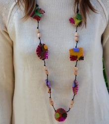 Colar Artesanal com Feltro e Madeira