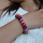 Pulseira em Madeira Colorida – Energia e Estilo Natural