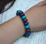 Pulseira em Madeira Colorida – Energia e Estilo Natural