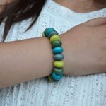Pulseira em Madeira Colorida – Energia e Estilo Natural