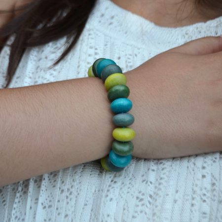 Pulseira em Madeira Colorida – Energia e Estilo Natural