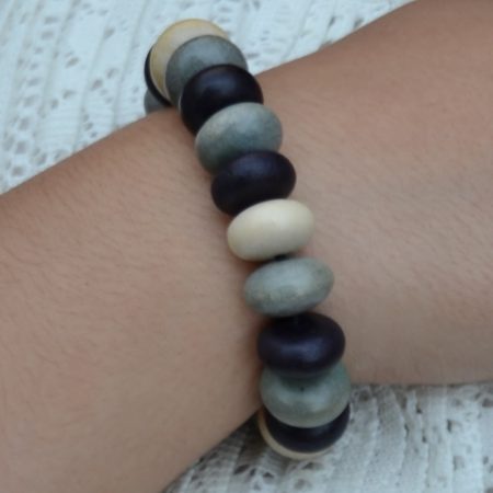Pulseira em Madeira Colorida – Energia e Estilo Natural