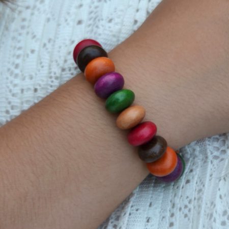 Pulseira em Madeira Colorida – Energia e Estilo Natural
