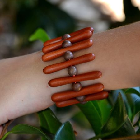 Pulseira em Madeira Natural – Estilo Orgânico e Artesanal