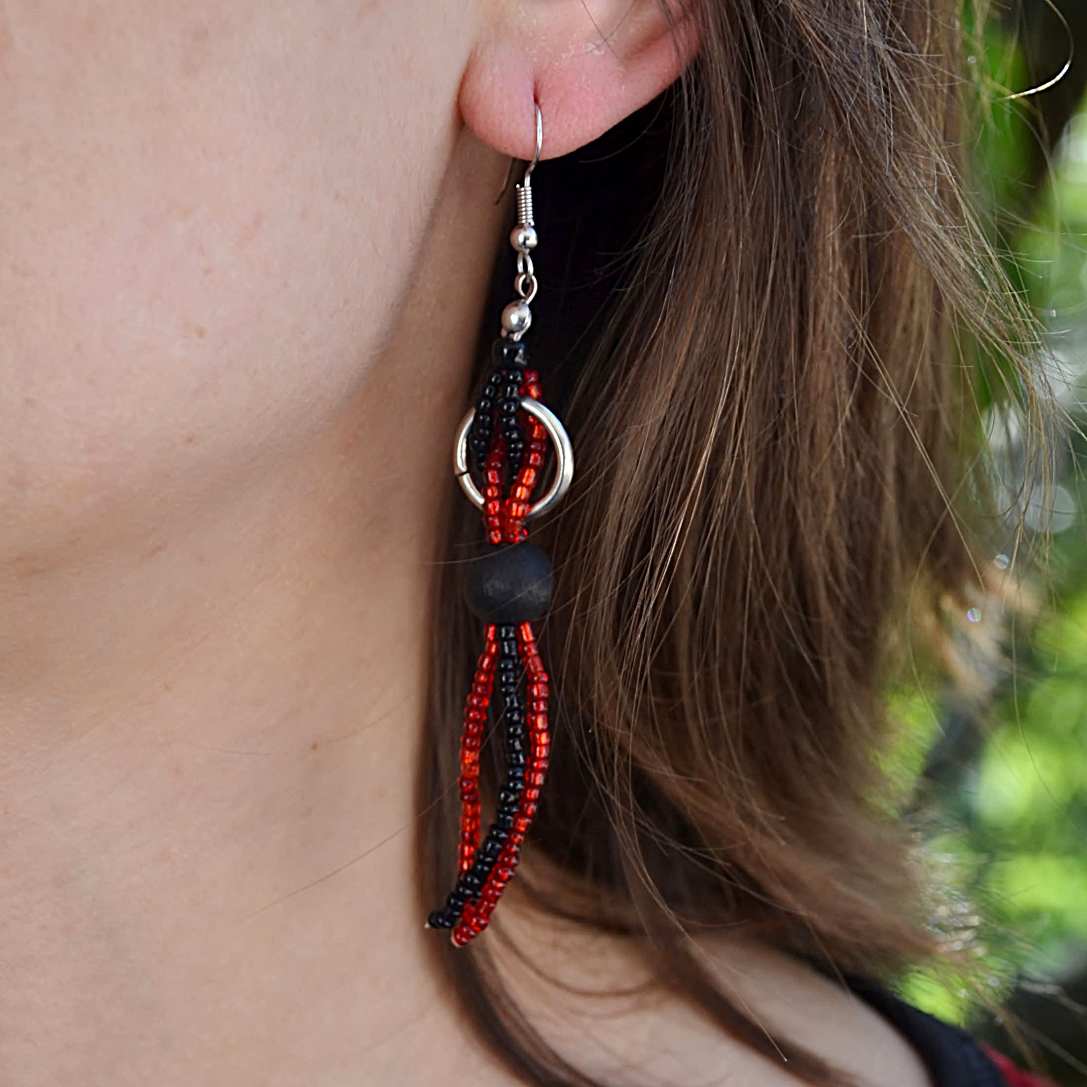 Brincos Tribais em Cascata Bicolor Brincos Tribais em Cascata Bicolor