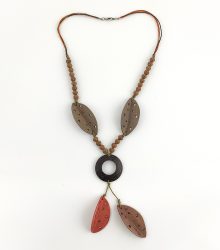 Colar Boho Folhas de Madeira