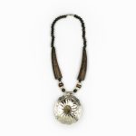 Colar Boho Medalhão Esculpido