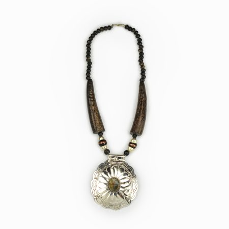 Colar Boho Medalhão Esculpido